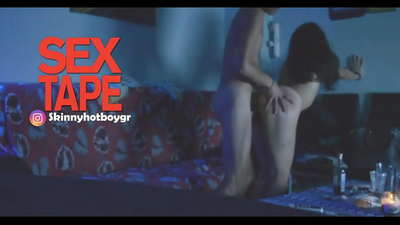 Сүйкімді мектеп оқушысы жігітімен